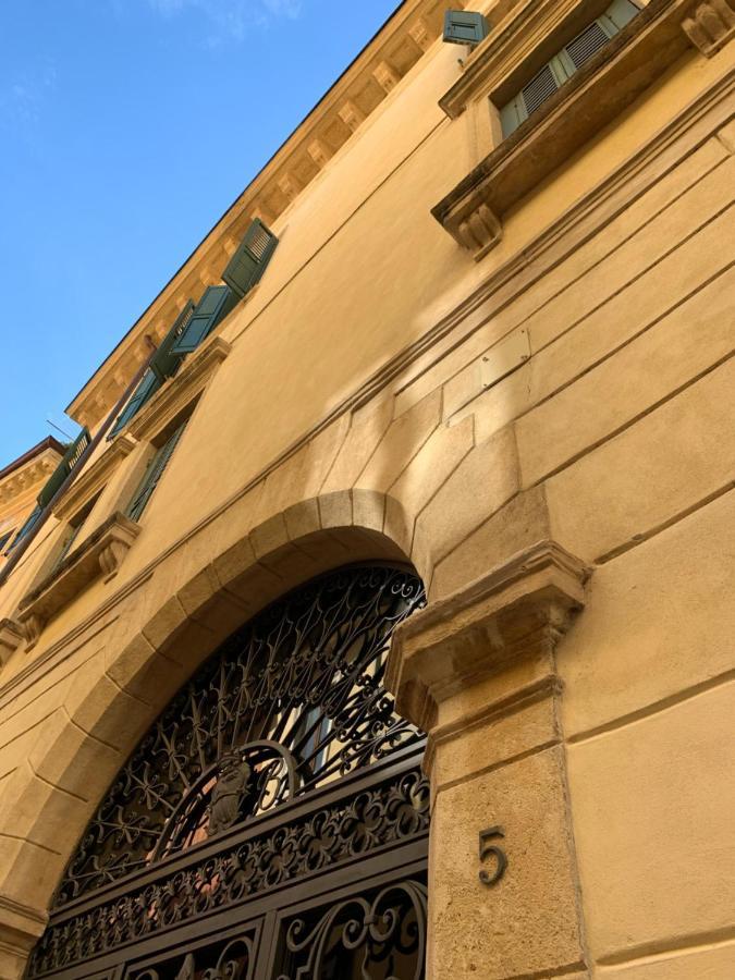 Lägenhet Studio på 76 m² i Citta Antica med 1 badrum  Verona Exteriör bild